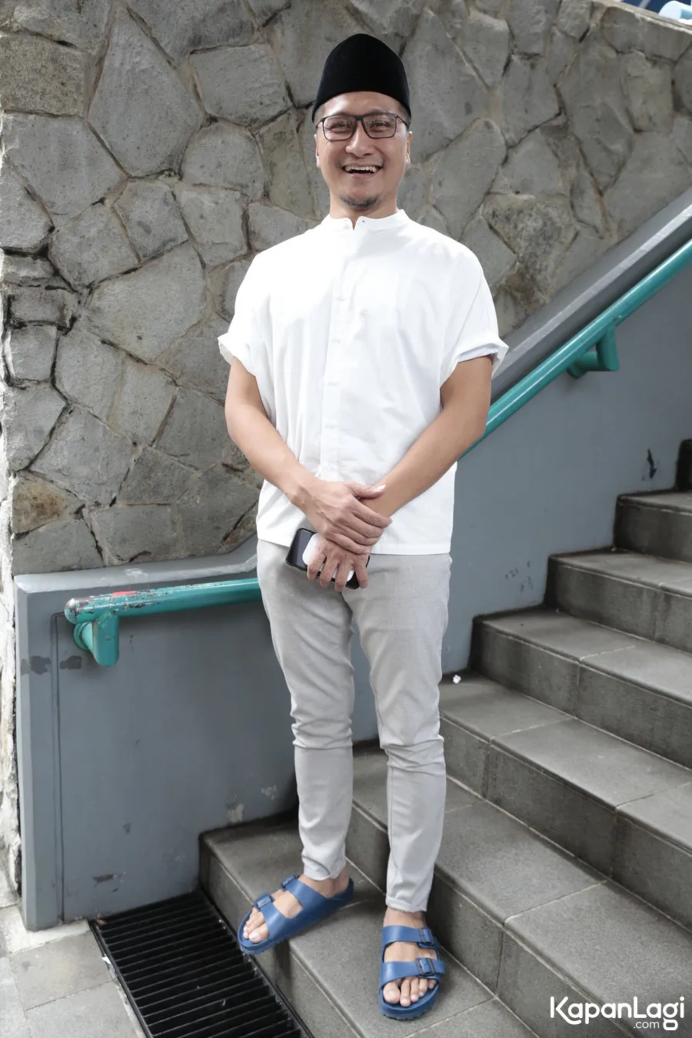 Jika Anda tidak melihat foto Arie Untung, kemungkinan karena foto dengan nomor tersebut tidak tersedia di Kapanlagi.com™