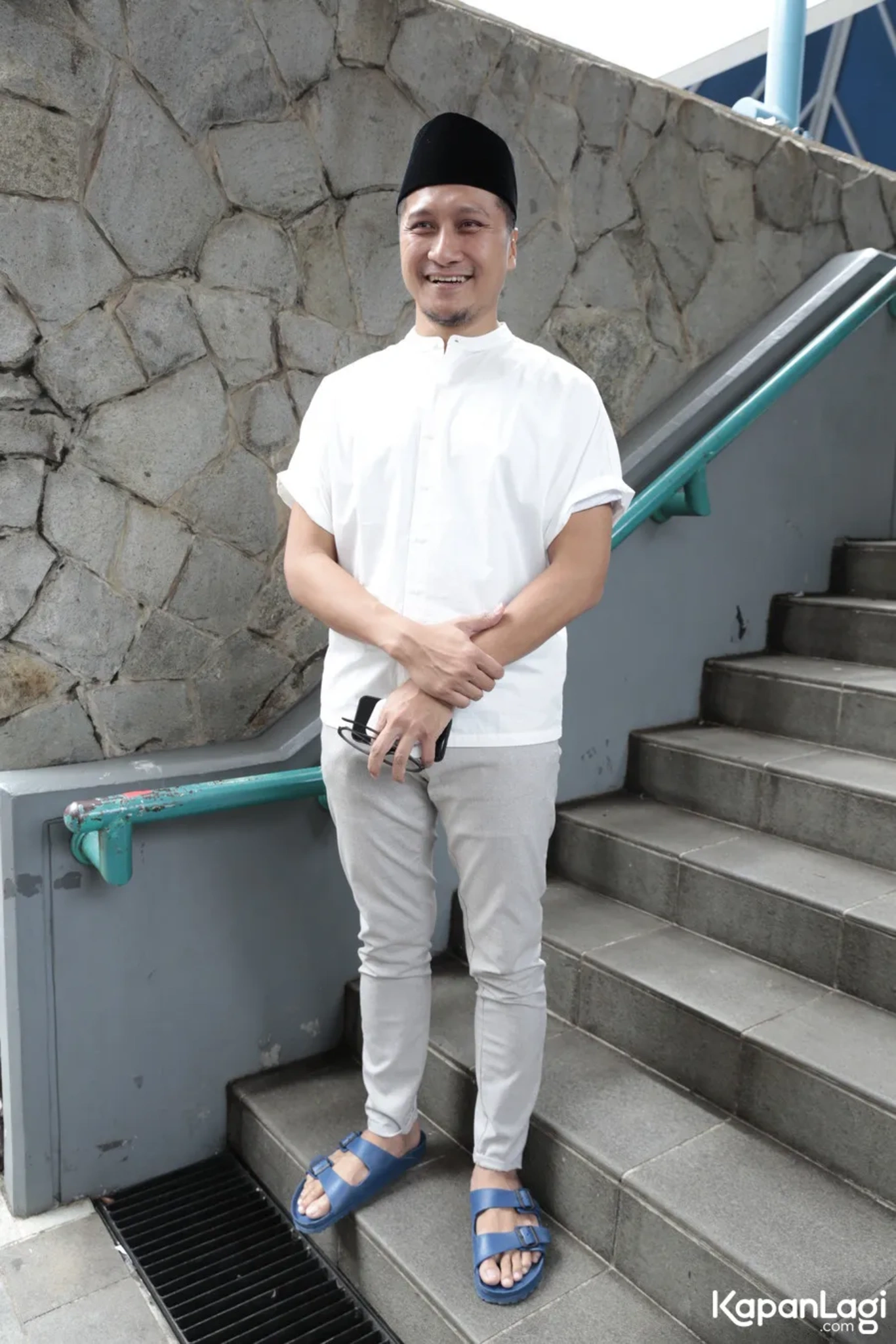 Jika Anda tidak melihat foto Arie Untung, kemungkinan karena foto dengan nomor tersebut tidak tersedia di Kapanlagi.com™