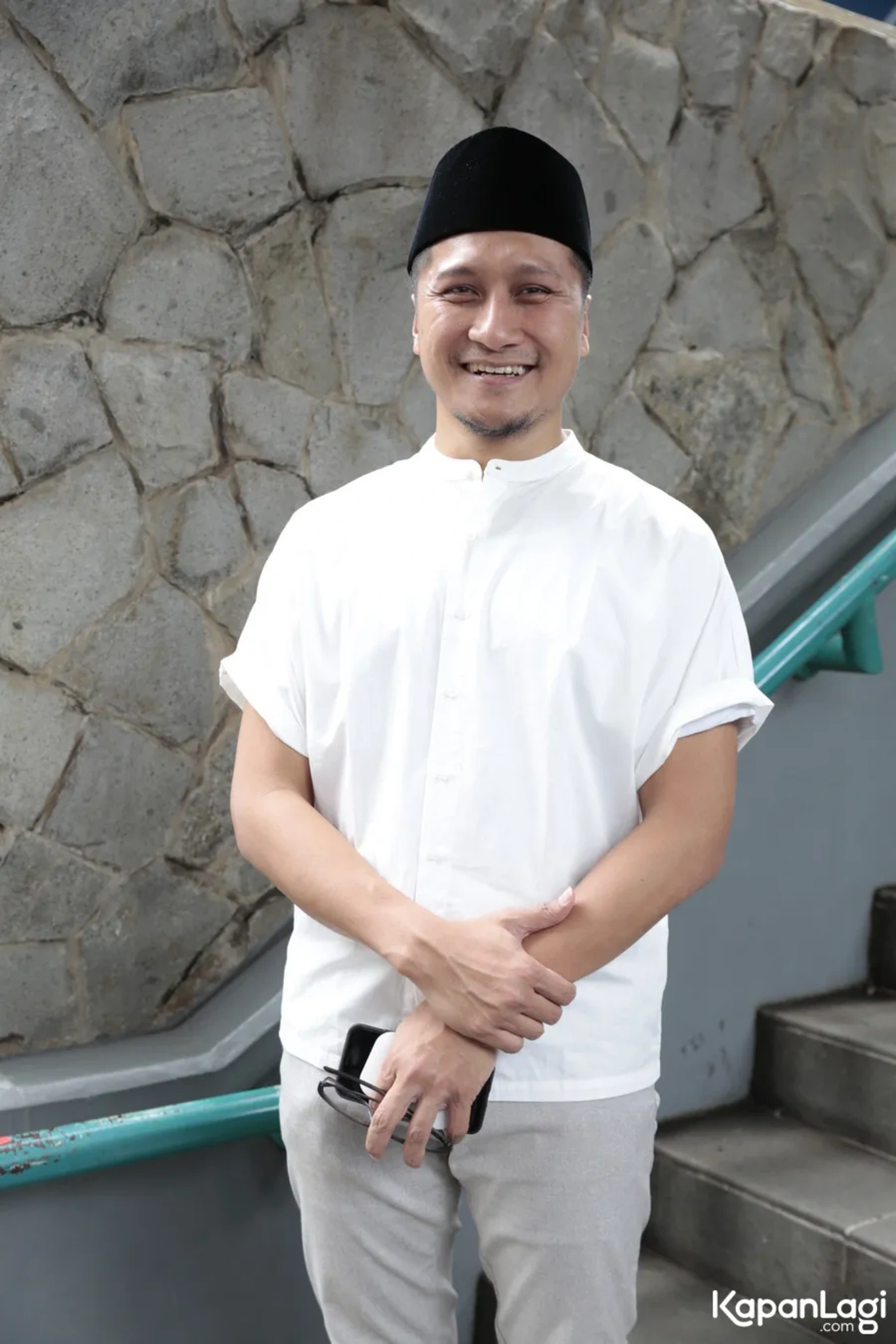 Jika Anda tidak melihat foto Arie Untung, kemungkinan karena foto dengan nomor tersebut tidak tersedia di Kapanlagi.com™