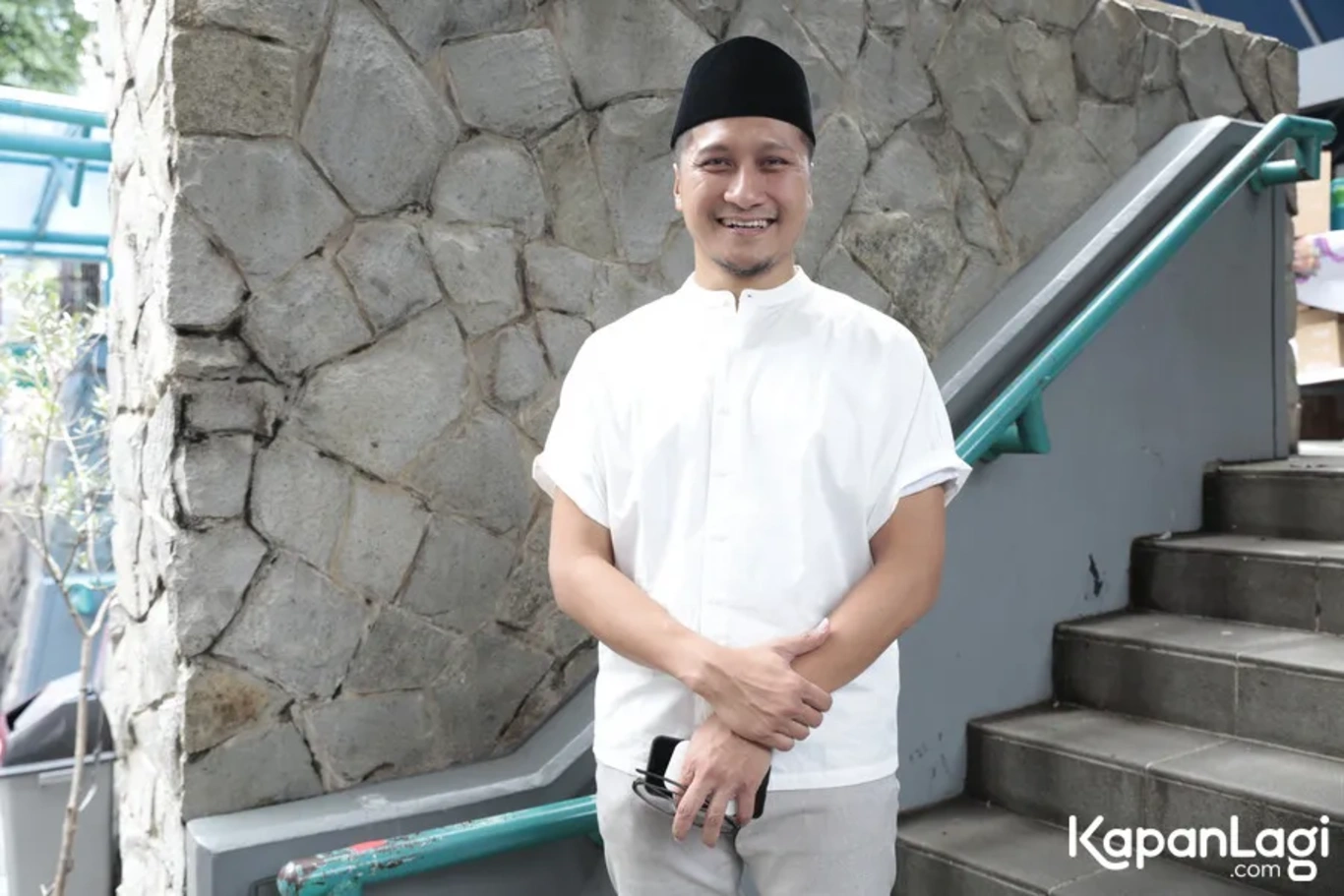 Jika Anda tidak melihat foto Arie Untung, kemungkinan karena foto dengan nomor tersebut tidak tersedia di Kapanlagi.com™