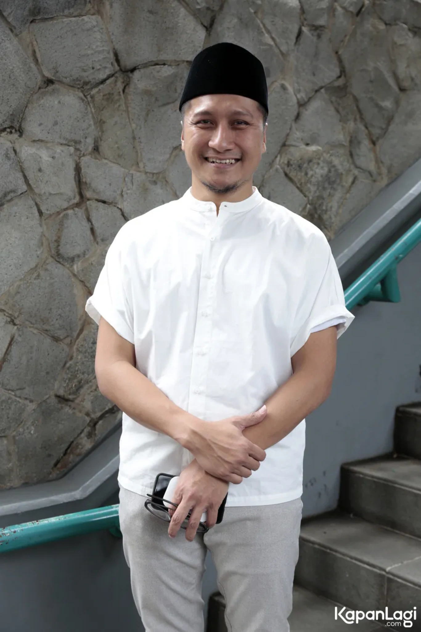 Jika Anda tidak melihat foto Arie Untung, kemungkinan karena foto dengan nomor tersebut tidak tersedia di Kapanlagi.com™