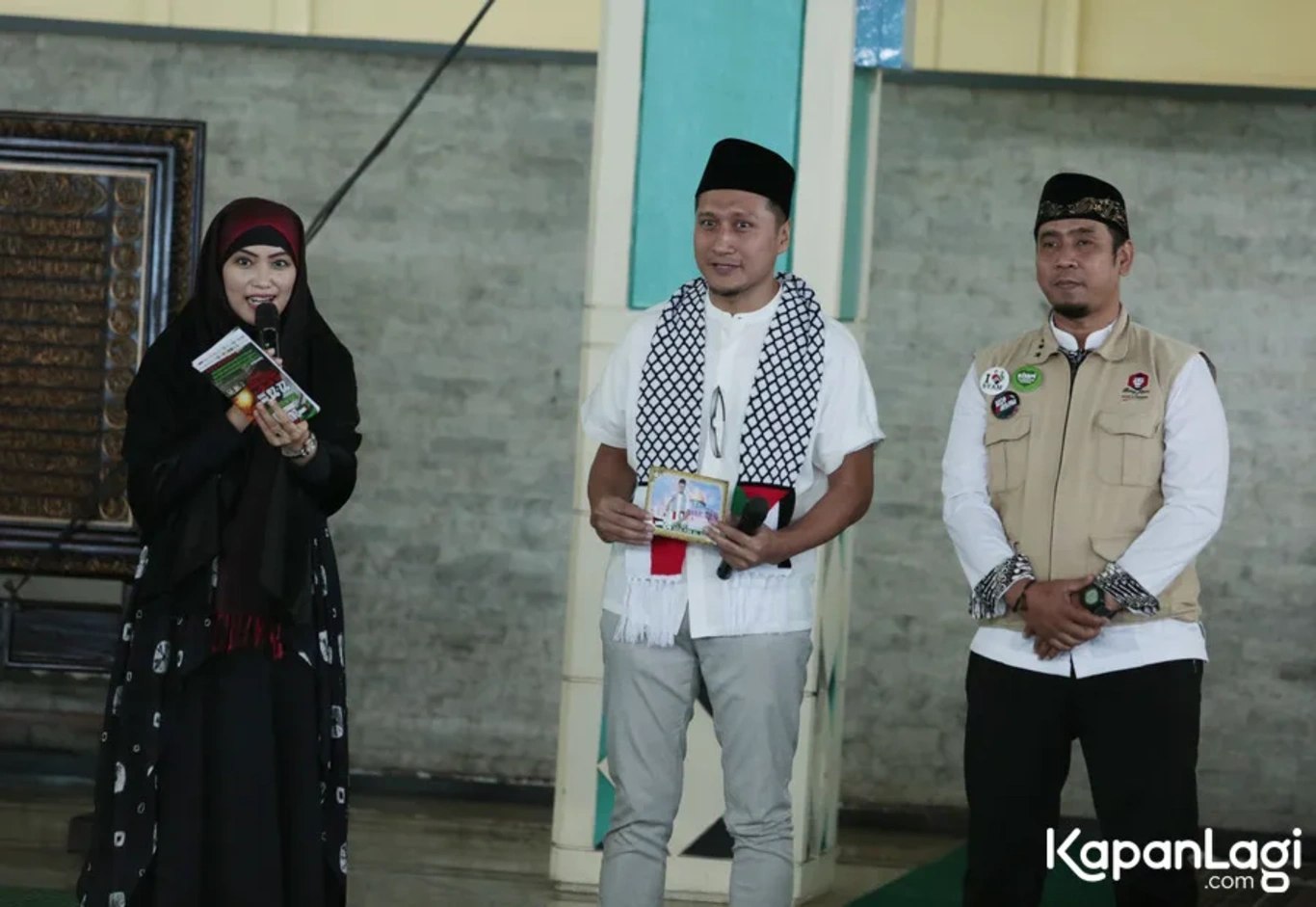 Jika Anda tidak melihat foto Arie Untung, kemungkinan karena foto dengan nomor tersebut tidak tersedia di Kapanlagi.com™