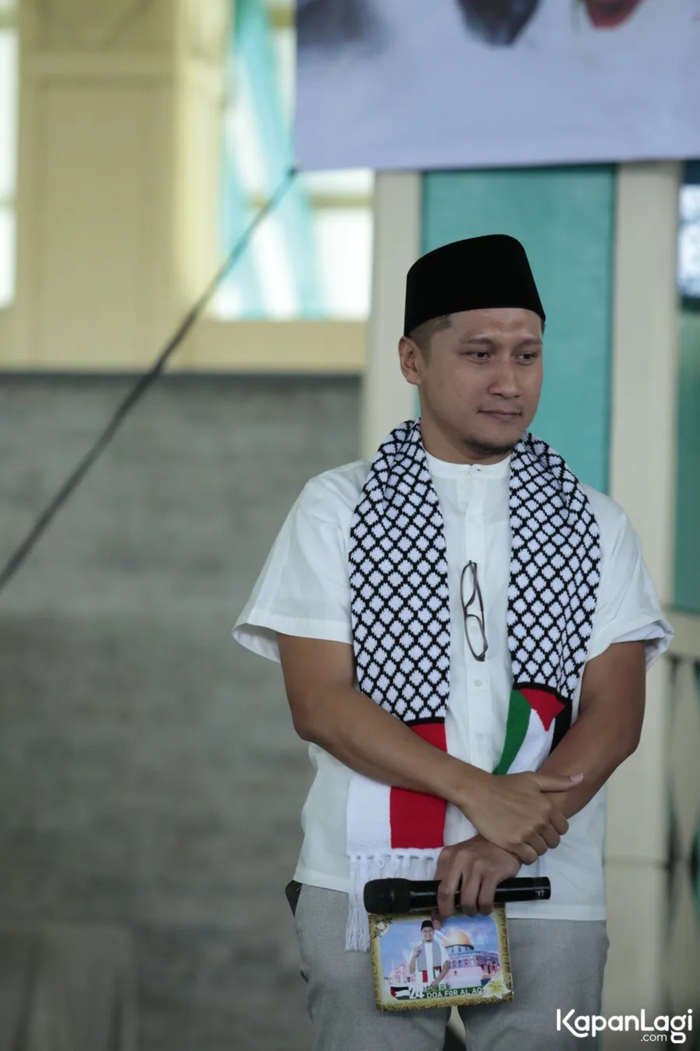 Jika Anda tidak melihat foto Arie Untung, kemungkinan karena foto dengan nomor tersebut tidak tersedia di Kapanlagi.com™