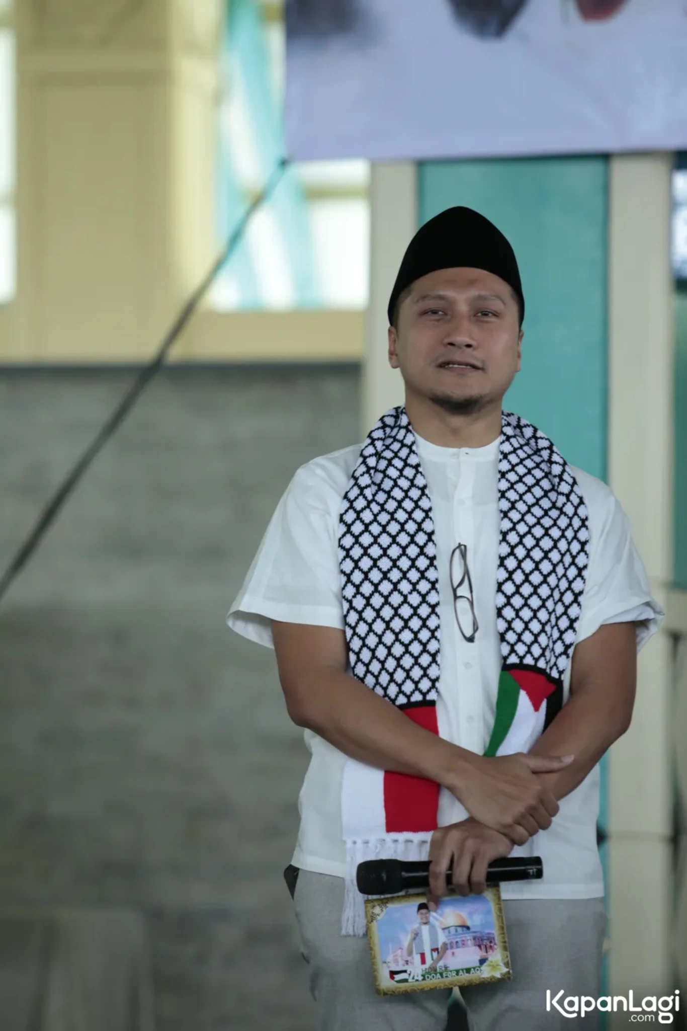 Jika Anda tidak melihat foto Arie Untung, kemungkinan karena foto dengan nomor tersebut tidak tersedia di Kapanlagi.com™