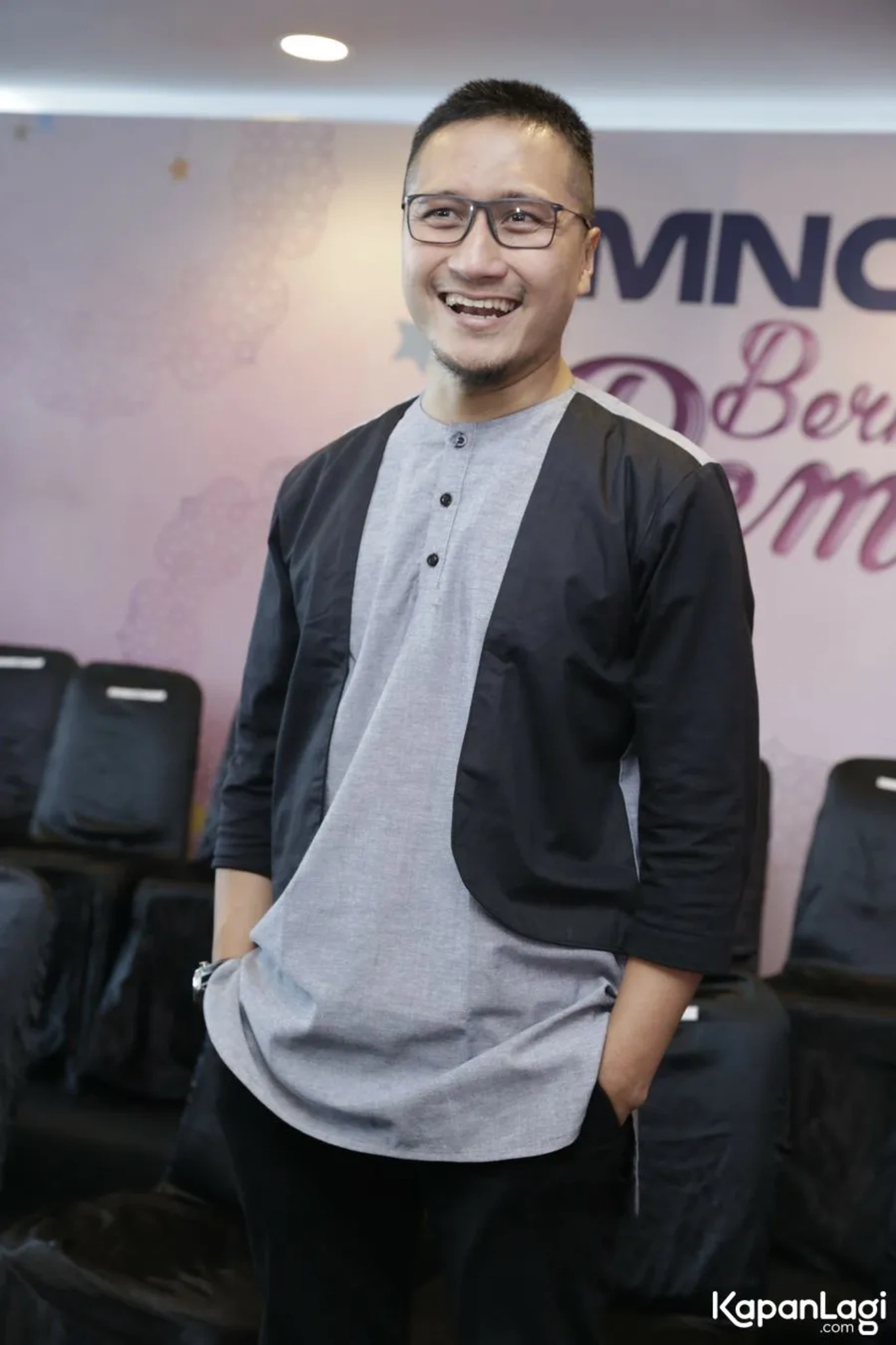 Jika Anda tidak melihat foto Arie Untung, kemungkinan karena foto dengan nomor tersebut tidak tersedia di Kapanlagi.com™