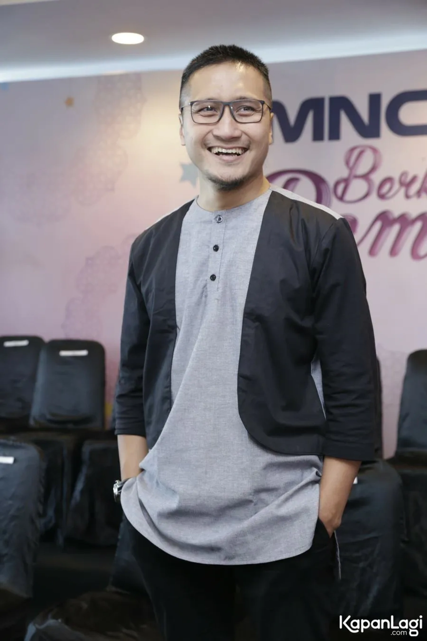 Jika Anda tidak melihat foto Arie Untung, kemungkinan karena foto dengan nomor tersebut tidak tersedia di Kapanlagi.com™