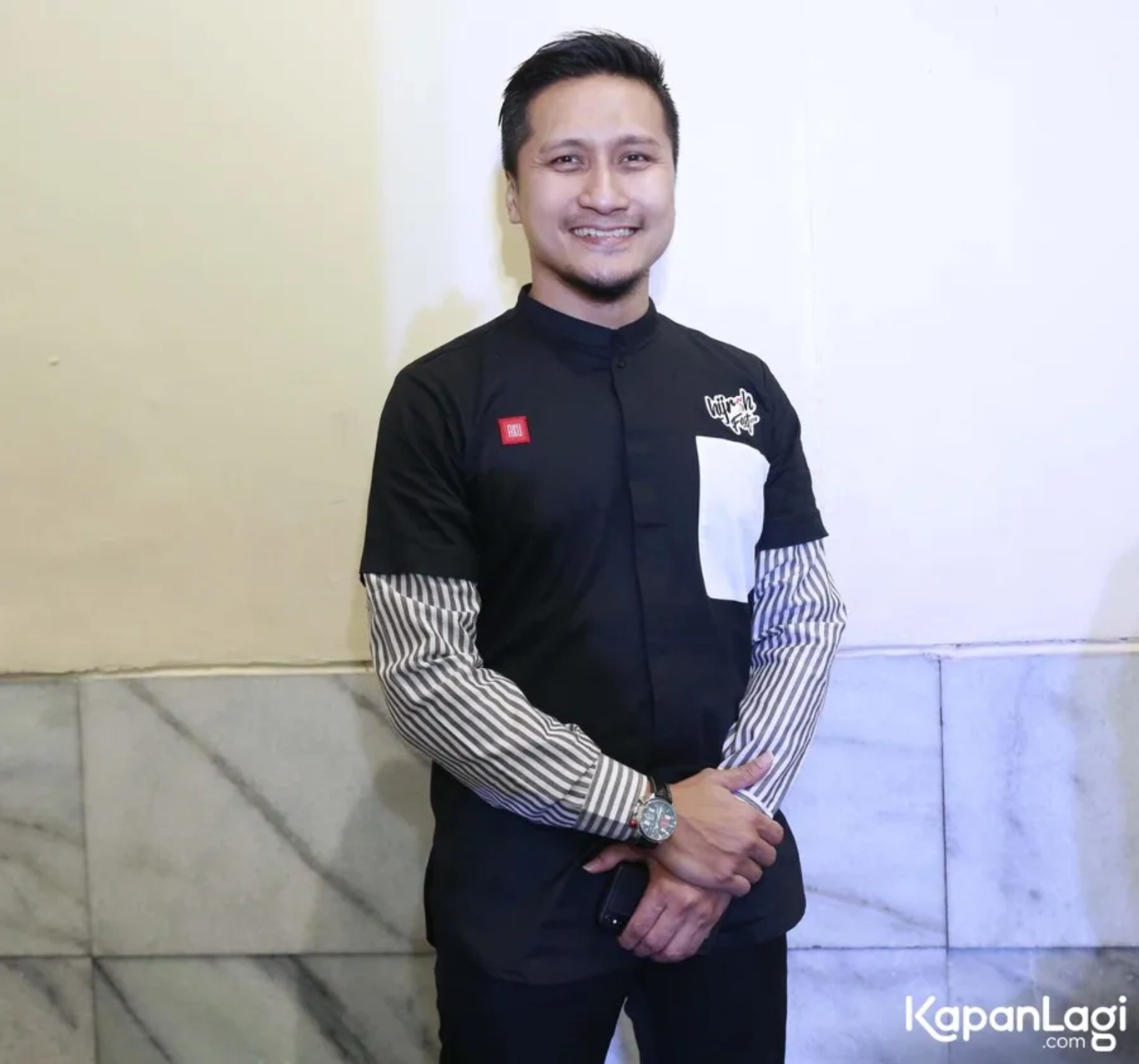 Jika Anda tidak melihat foto Arie Untung, kemungkinan karena foto dengan nomor tersebut tidak tersedia di Kapanlagi.com™