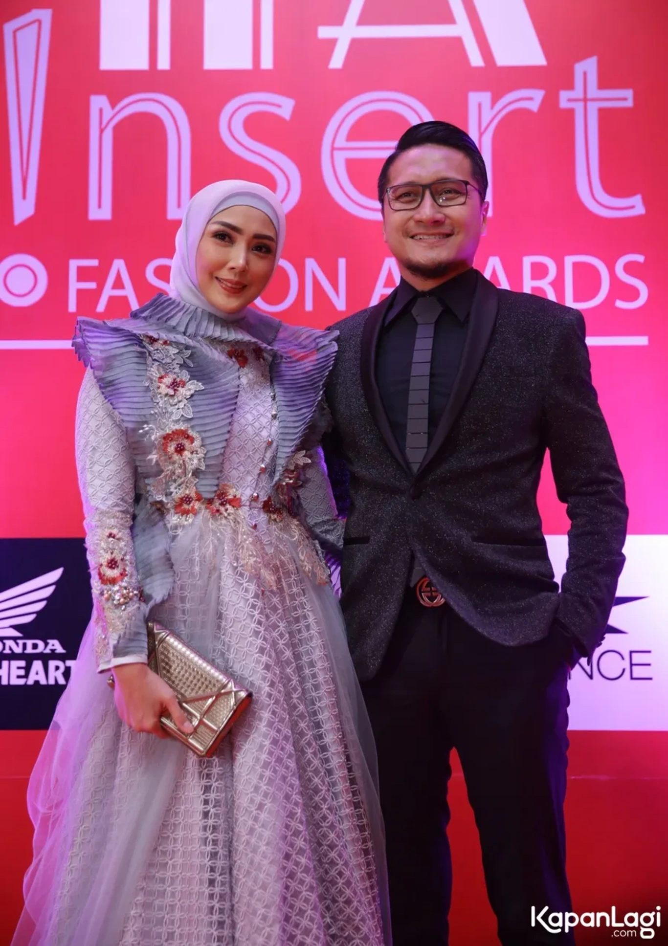 Jika Anda tidak melihat foto Arie Untung, kemungkinan karena foto dengan nomor tersebut tidak tersedia di Kapanlagi.com™