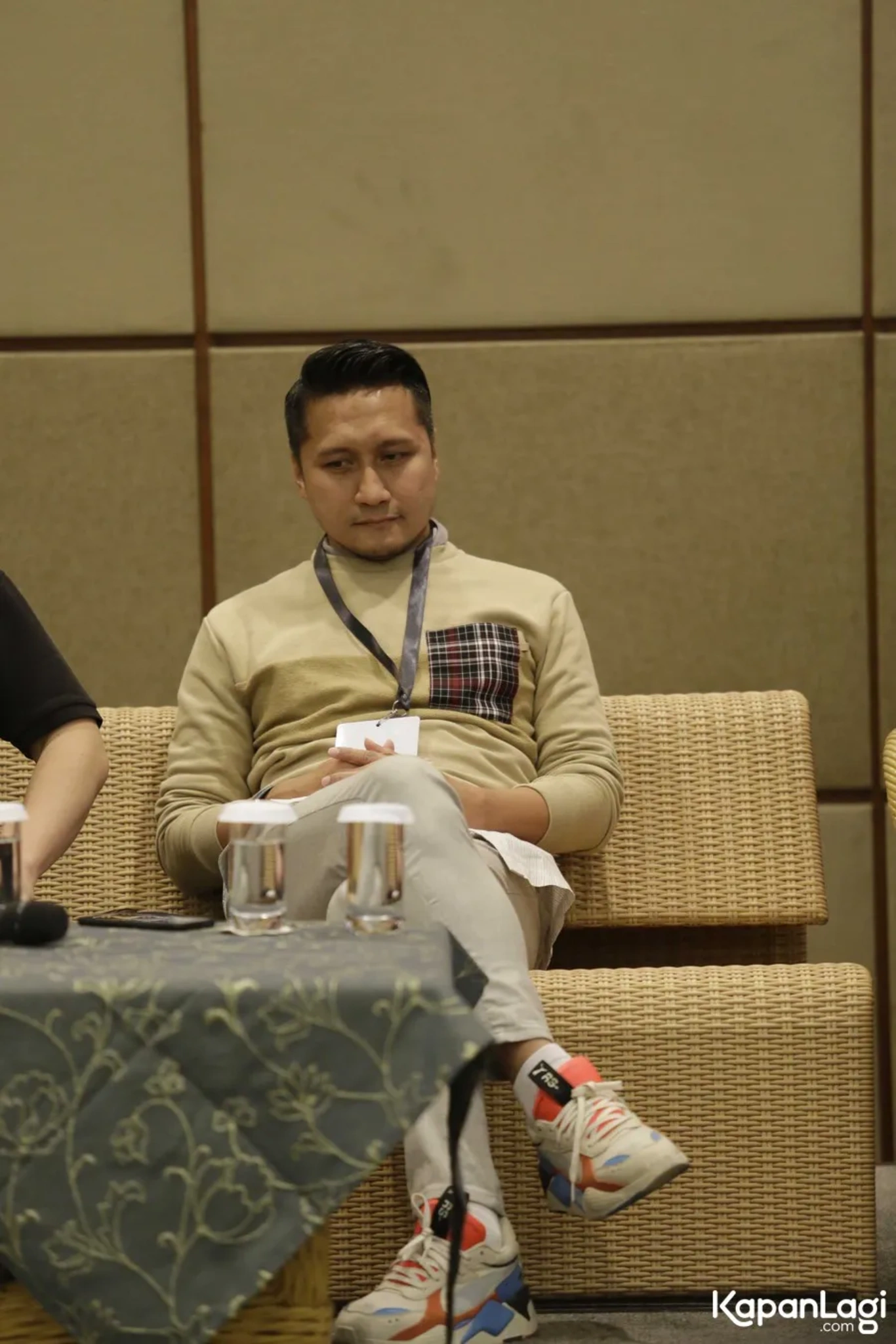 Jika Anda tidak melihat foto Arie Untung, kemungkinan karena foto dengan nomor tersebut tidak tersedia di Kapanlagi.com™