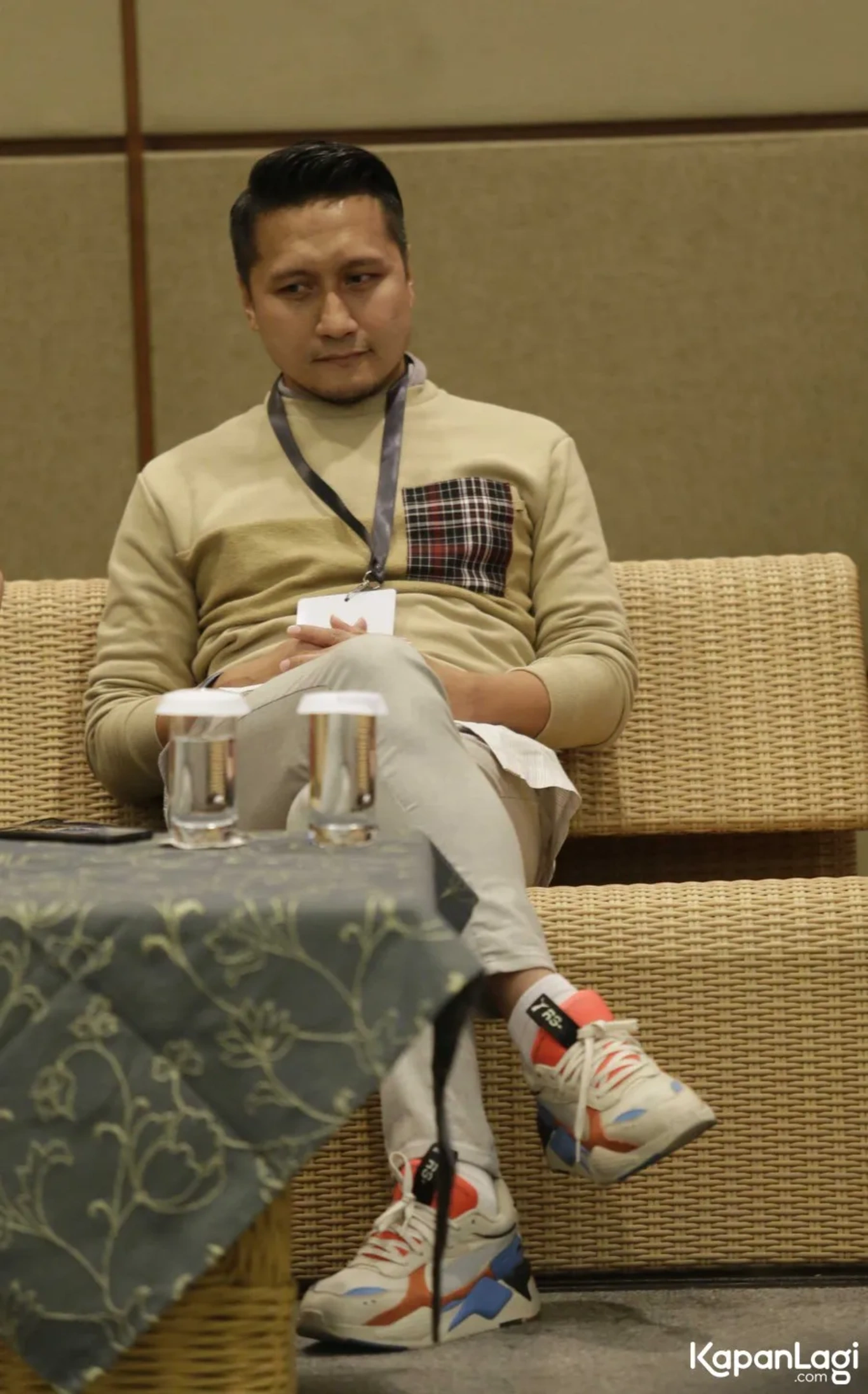 Jika Anda tidak melihat foto Arie Untung, kemungkinan karena foto dengan nomor tersebut tidak tersedia di Kapanlagi.com™