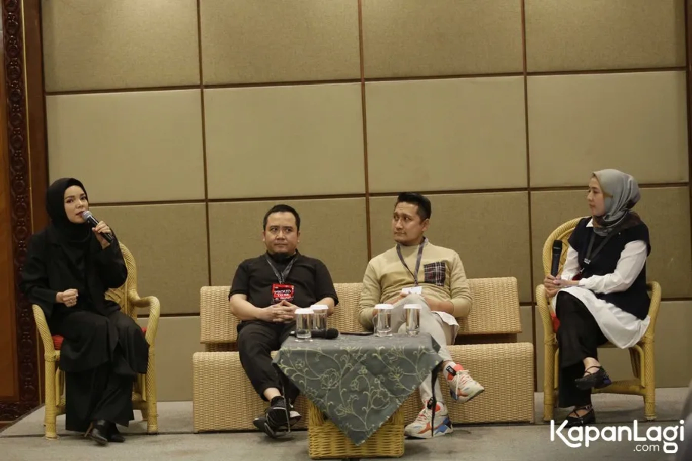 Jika Anda tidak melihat foto Arie Untung, kemungkinan karena foto dengan nomor tersebut tidak tersedia di Kapanlagi.com™