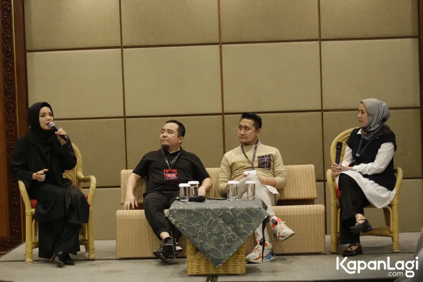 Jika Anda tidak melihat foto Arie Untung, kemungkinan karena foto dengan nomor tersebut tidak tersedia di Kapanlagi.com™