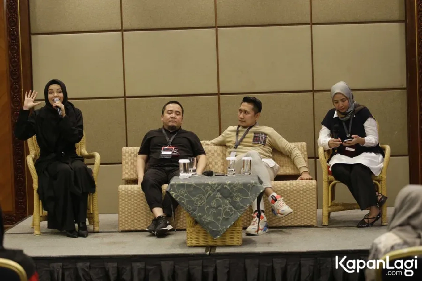 Jika Anda tidak melihat foto Arie Untung, kemungkinan karena foto dengan nomor tersebut tidak tersedia di Kapanlagi.com™