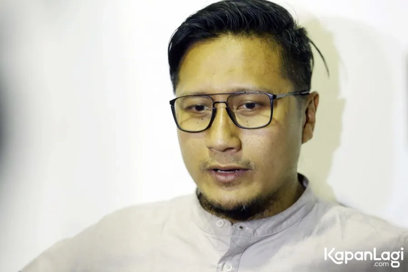 Jika Anda tidak melihat foto Arie Untung, kemungkinan karena foto dengan nomor tersebut tidak tersedia di Kapanlagi.com™