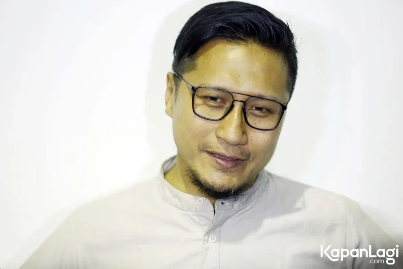 Jika Anda tidak melihat foto Arie Untung, kemungkinan karena foto dengan nomor tersebut tidak tersedia di Kapanlagi.com™