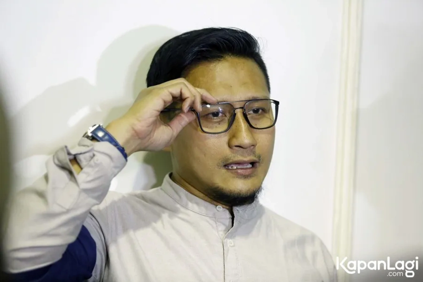 Jika Anda tidak melihat foto Arie Untung, kemungkinan karena foto dengan nomor tersebut tidak tersedia di Kapanlagi.com™