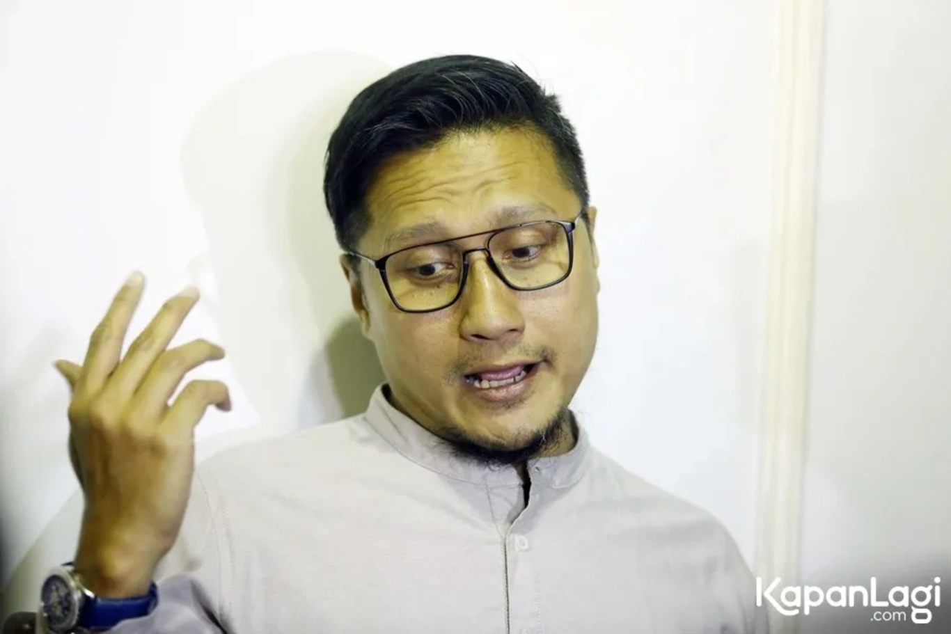 Jika Anda tidak melihat foto Arie Untung, kemungkinan karena foto dengan nomor tersebut tidak tersedia di Kapanlagi.com™