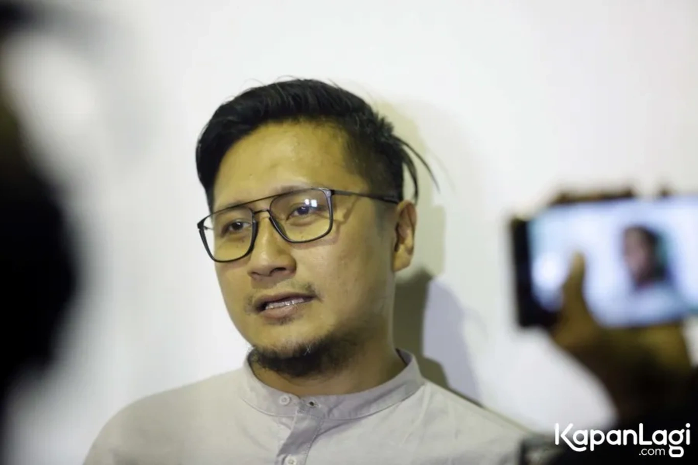 Jika Anda tidak melihat foto Arie Untung, kemungkinan karena foto dengan nomor tersebut tidak tersedia di Kapanlagi.com™