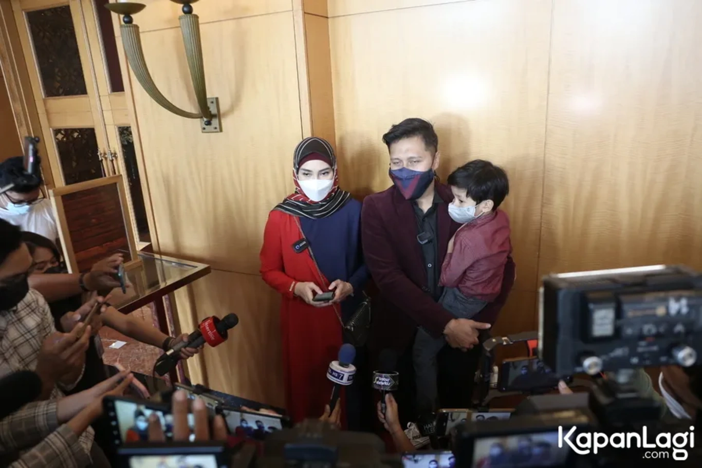 Jika Anda tidak melihat foto Arie Untung, kemungkinan karena foto dengan nomor tersebut tidak tersedia di Kapanlagi.com™