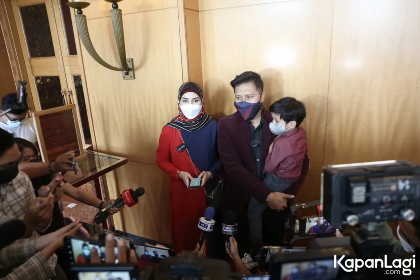 Jika Anda tidak melihat foto Arie Untung, kemungkinan karena foto dengan nomor tersebut tidak tersedia di Kapanlagi.com™