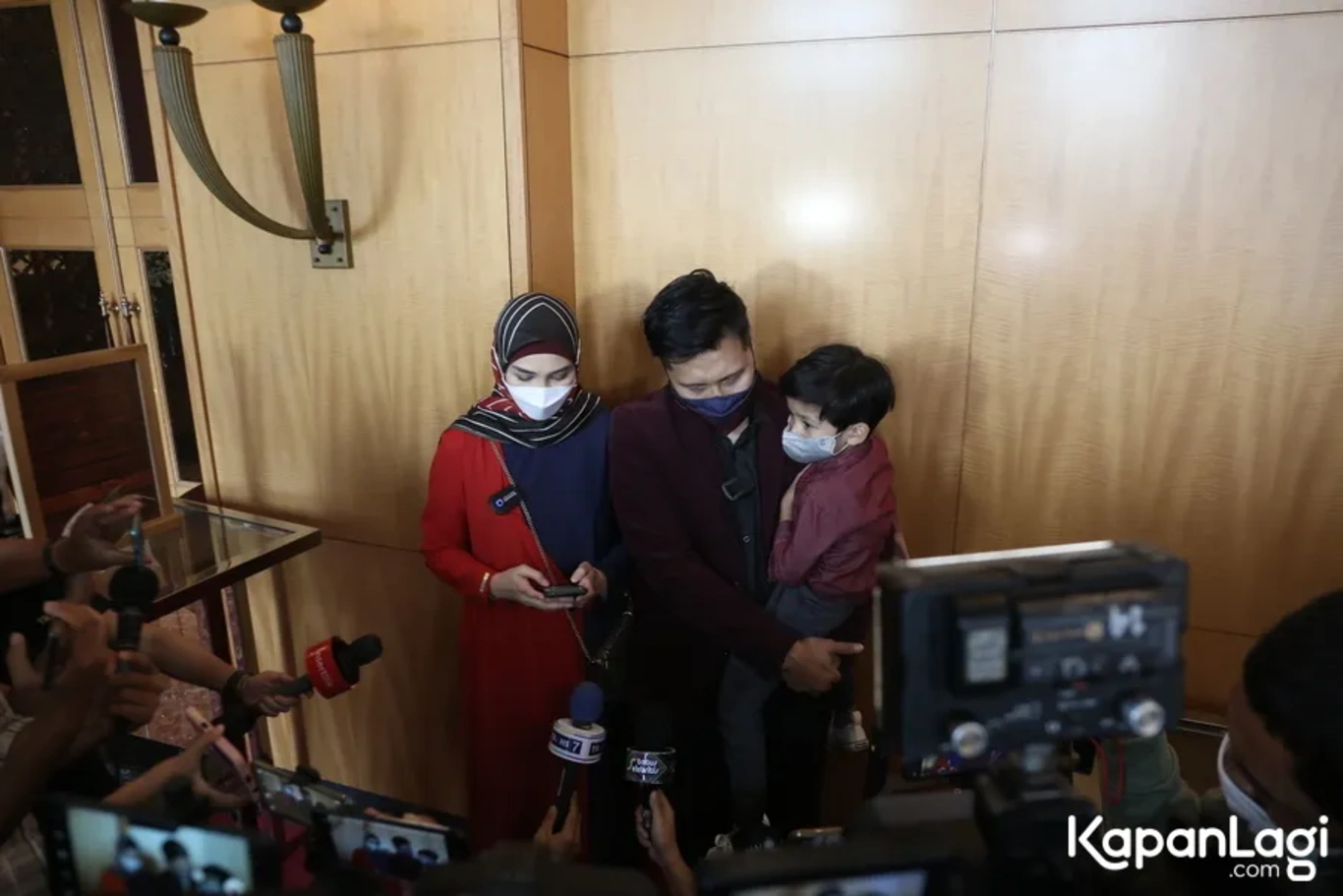 Jika Anda tidak melihat foto Arie Untung, kemungkinan karena foto dengan nomor tersebut tidak tersedia di Kapanlagi.com™