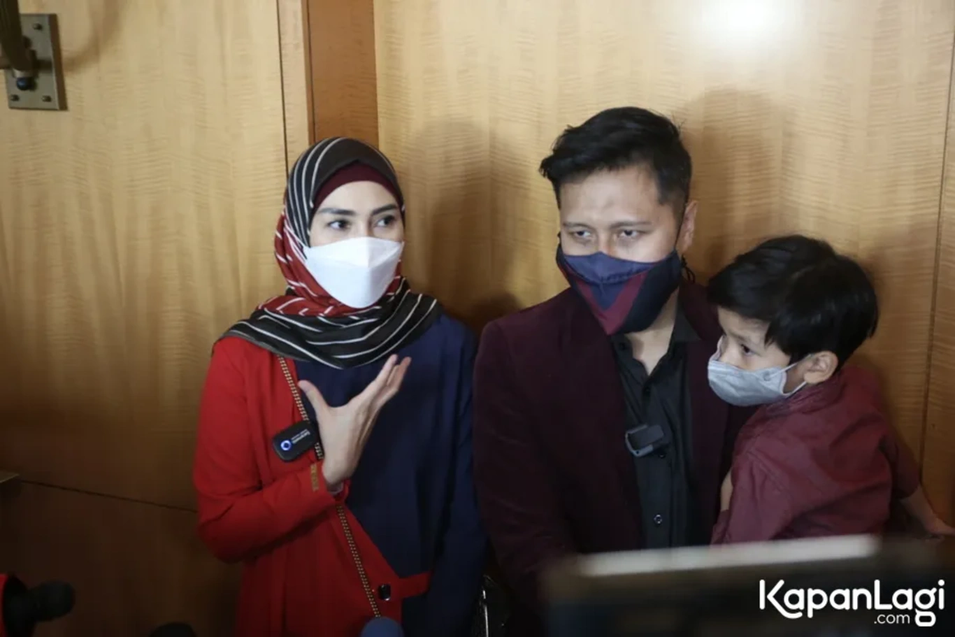 Jika Anda tidak melihat foto Arie Untung, kemungkinan karena foto dengan nomor tersebut tidak tersedia di Kapanlagi.com™