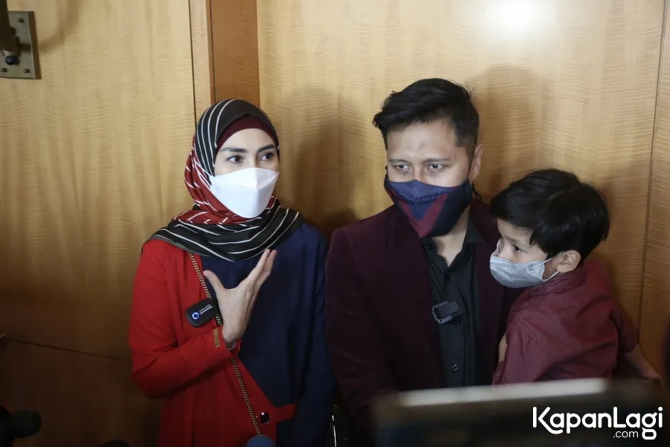 Jika Anda tidak melihat foto Arie Untung, kemungkinan karena foto dengan nomor tersebut tidak tersedia di Kapanlagi.com™