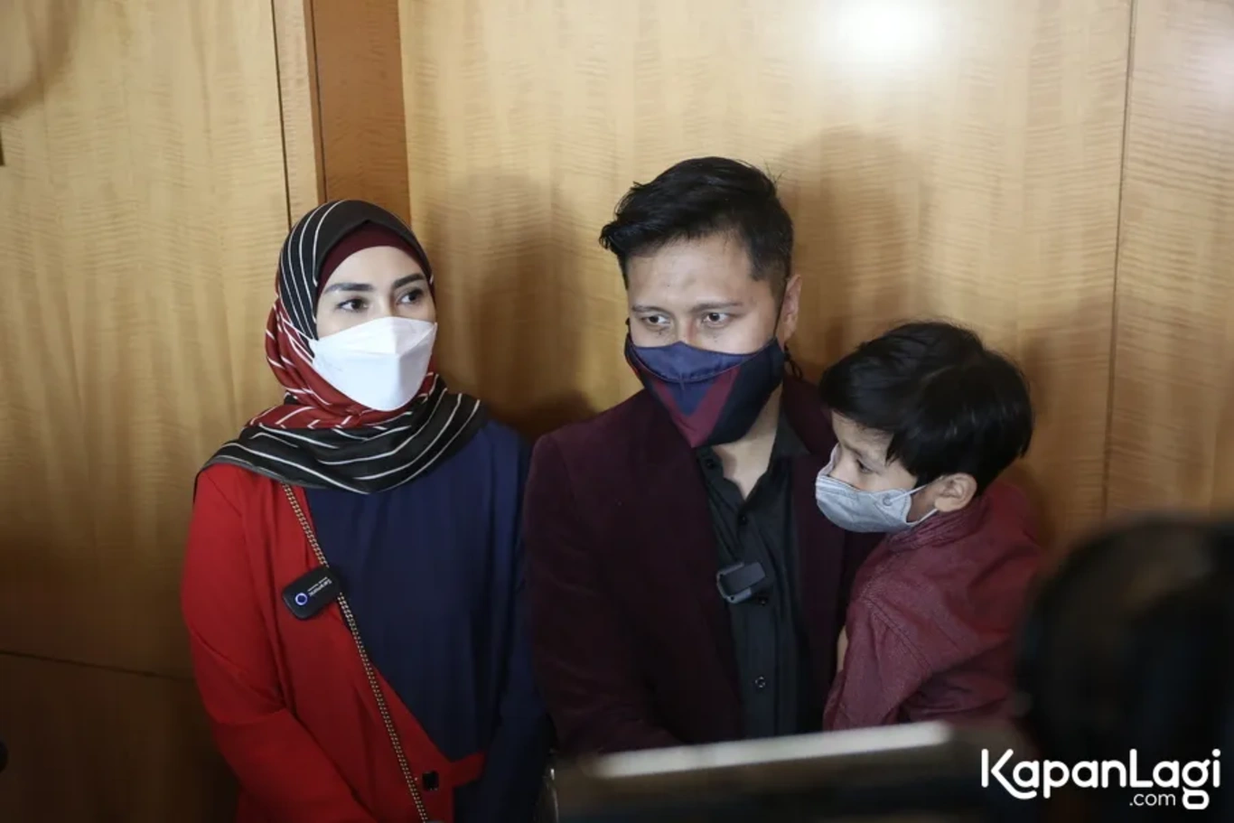 Jika Anda tidak melihat foto Arie Untung, kemungkinan karena foto dengan nomor tersebut tidak tersedia di Kapanlagi.com™