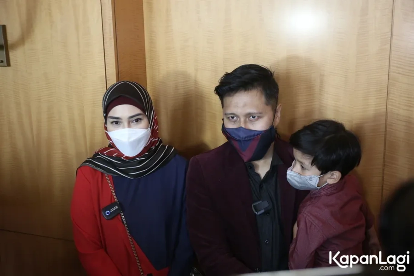 Jika Anda tidak melihat foto Arie Untung, kemungkinan karena foto dengan nomor tersebut tidak tersedia di Kapanlagi.com™