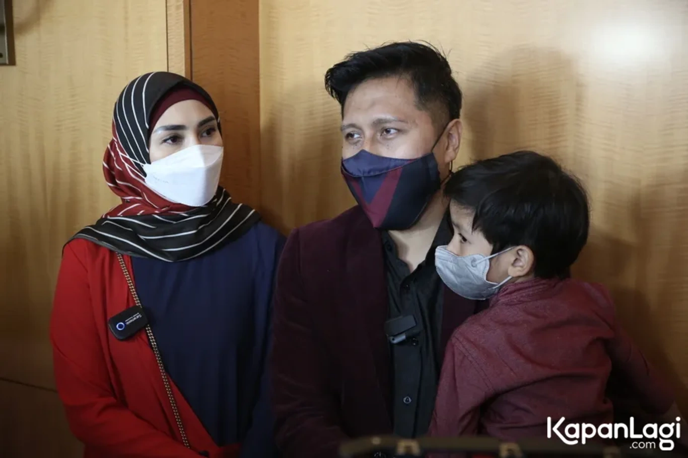 Jika Anda tidak melihat foto Arie Untung, kemungkinan karena foto dengan nomor tersebut tidak tersedia di Kapanlagi.com™