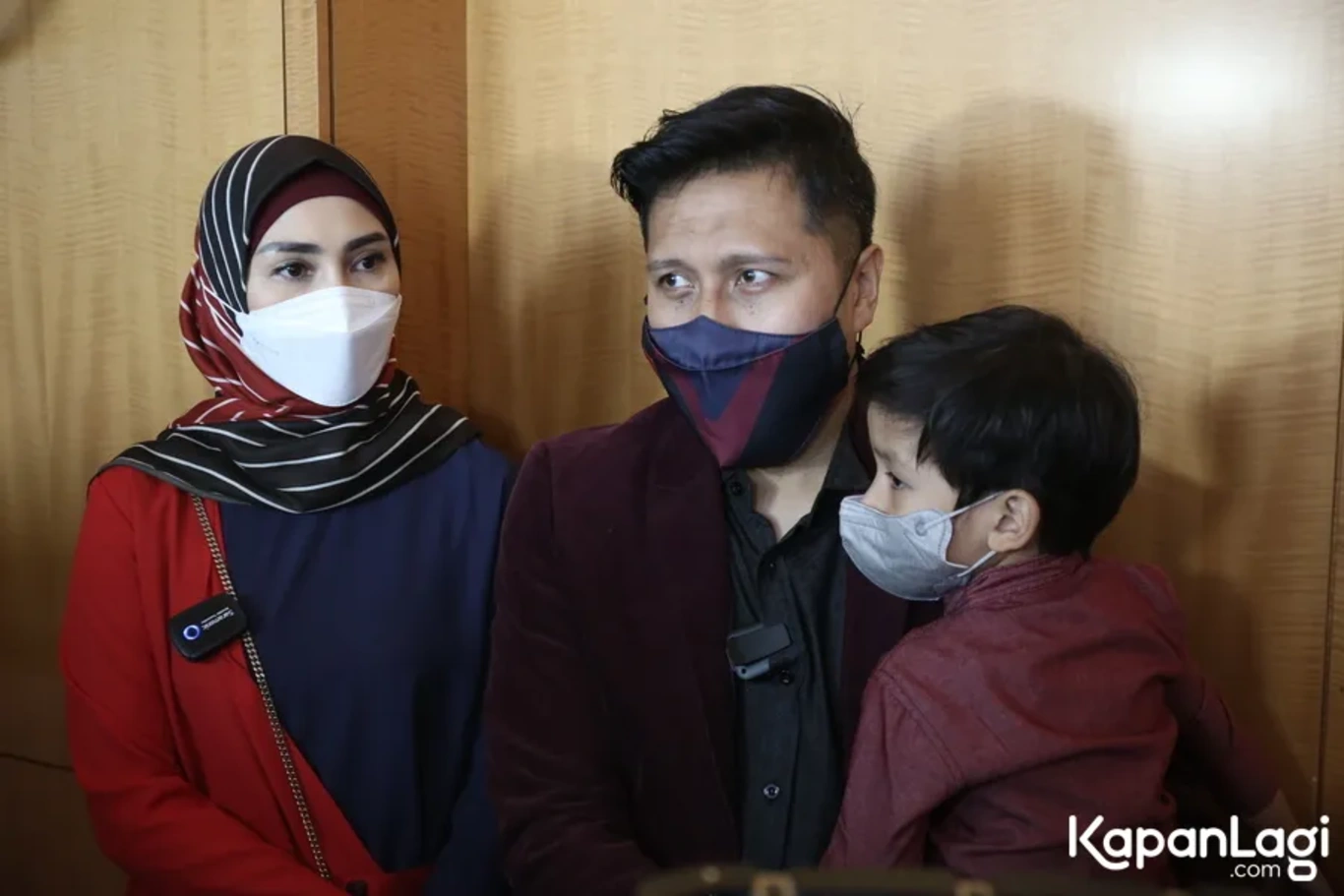 Jika Anda tidak melihat foto Arie Untung, kemungkinan karena foto dengan nomor tersebut tidak tersedia di Kapanlagi.com™