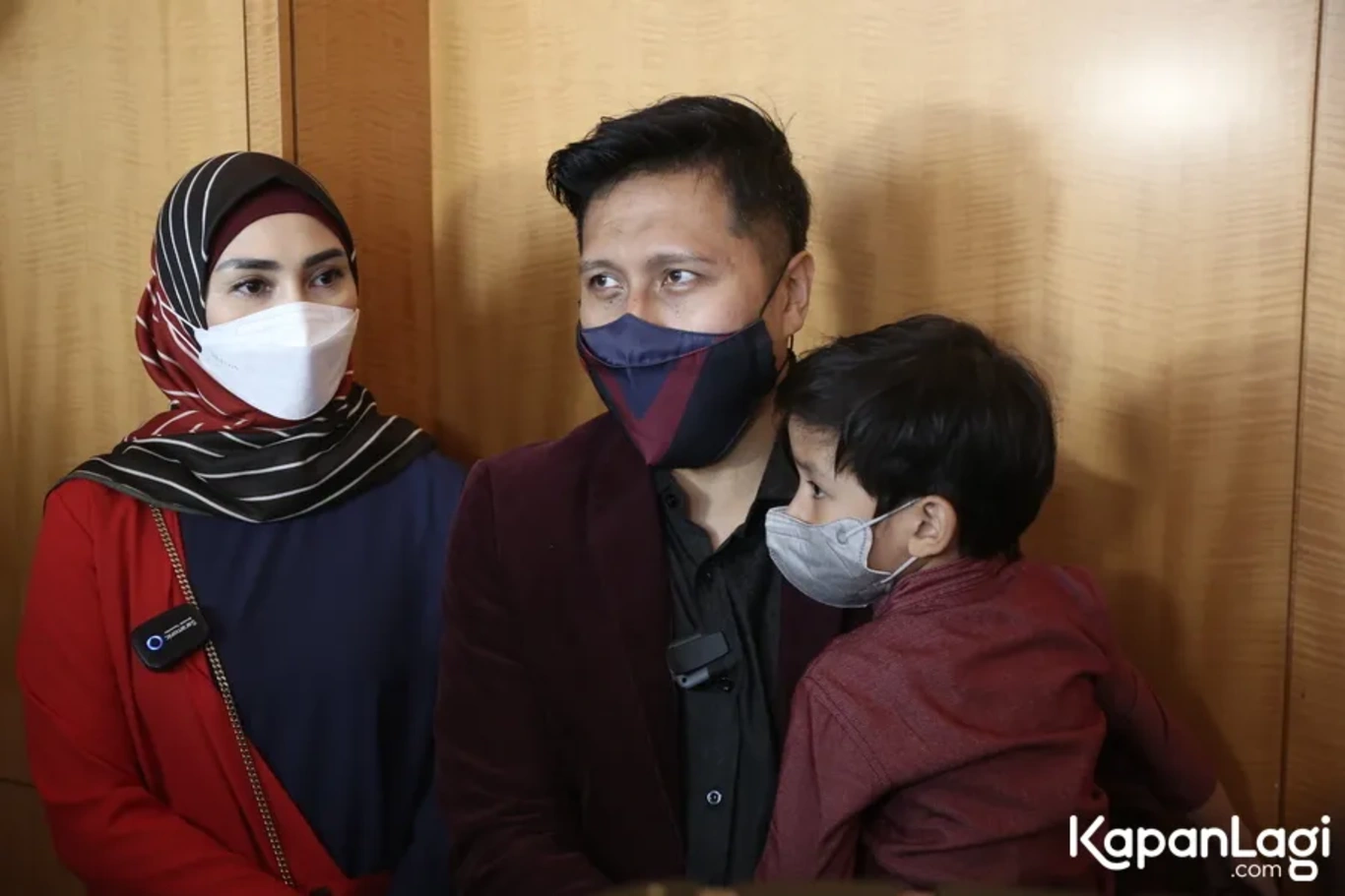 Jika Anda tidak melihat foto Arie Untung, kemungkinan karena foto dengan nomor tersebut tidak tersedia di Kapanlagi.com™