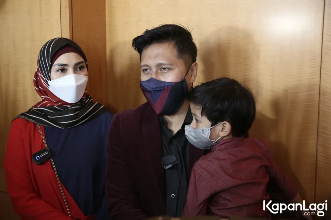 Jika Anda tidak melihat foto Arie Untung, kemungkinan karena foto dengan nomor tersebut tidak tersedia di Kapanlagi.com™