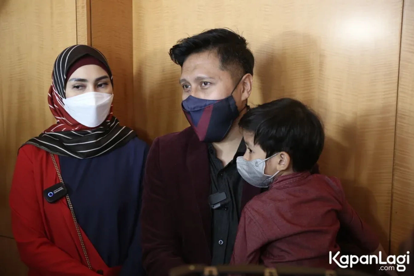 Jika Anda tidak melihat foto Arie Untung, kemungkinan karena foto dengan nomor tersebut tidak tersedia di Kapanlagi.com™