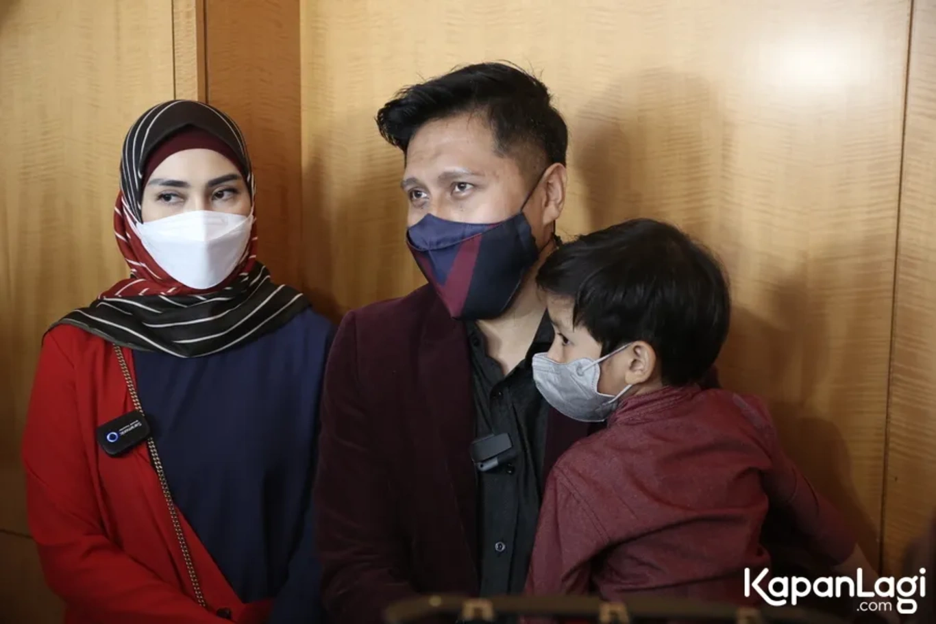 Jika Anda tidak melihat foto Arie Untung, kemungkinan karena foto dengan nomor tersebut tidak tersedia di Kapanlagi.com™