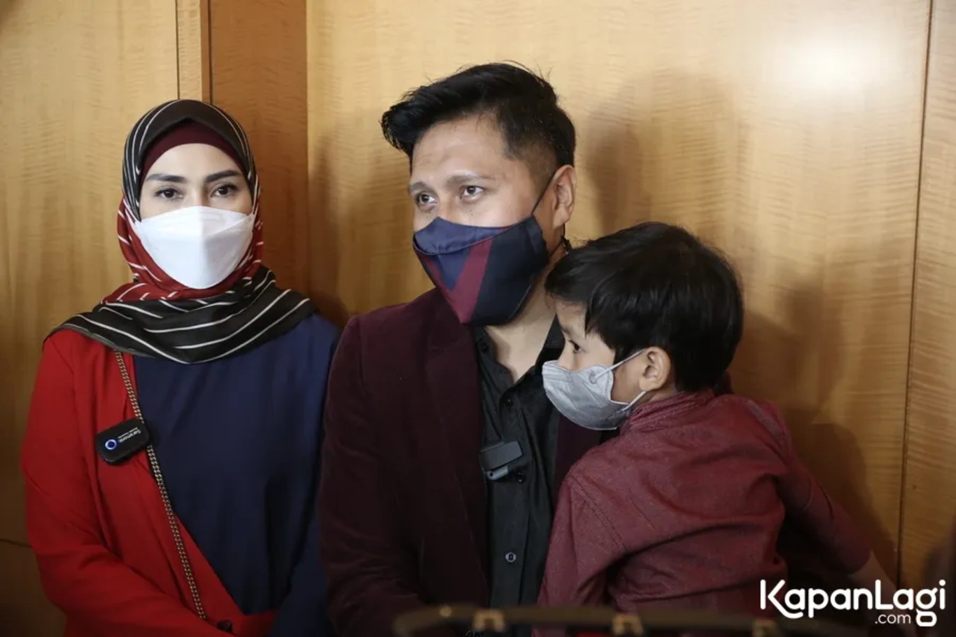 Jika Anda tidak melihat foto Arie Untung, kemungkinan karena foto dengan nomor tersebut tidak tersedia di Kapanlagi.com™