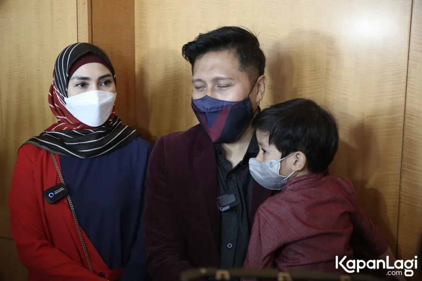 Jika Anda tidak melihat foto Arie Untung, kemungkinan karena foto dengan nomor tersebut tidak tersedia di Kapanlagi.com™