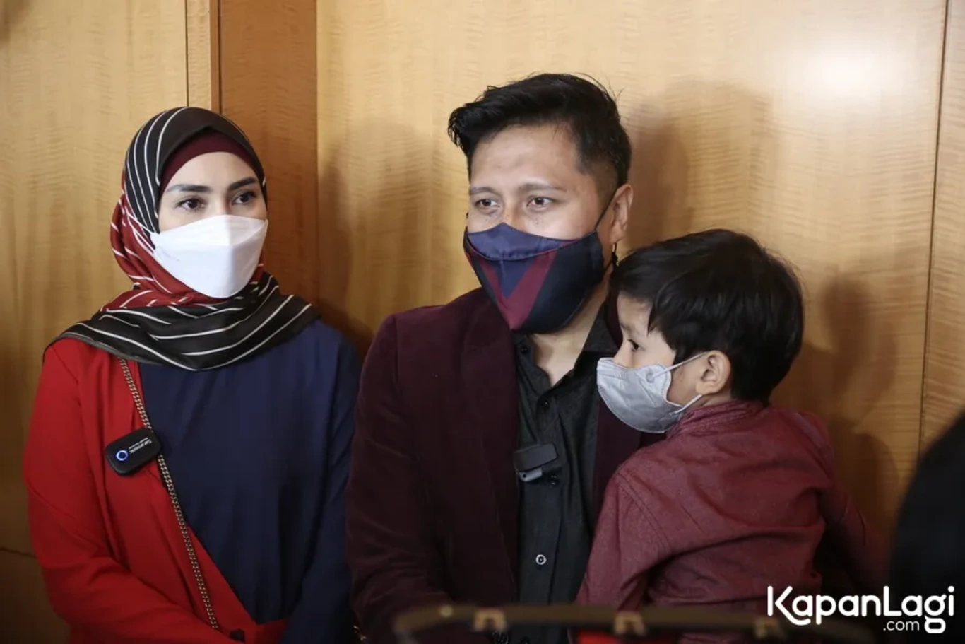 Jika Anda tidak melihat foto Arie Untung, kemungkinan karena foto dengan nomor tersebut tidak tersedia di Kapanlagi.com™