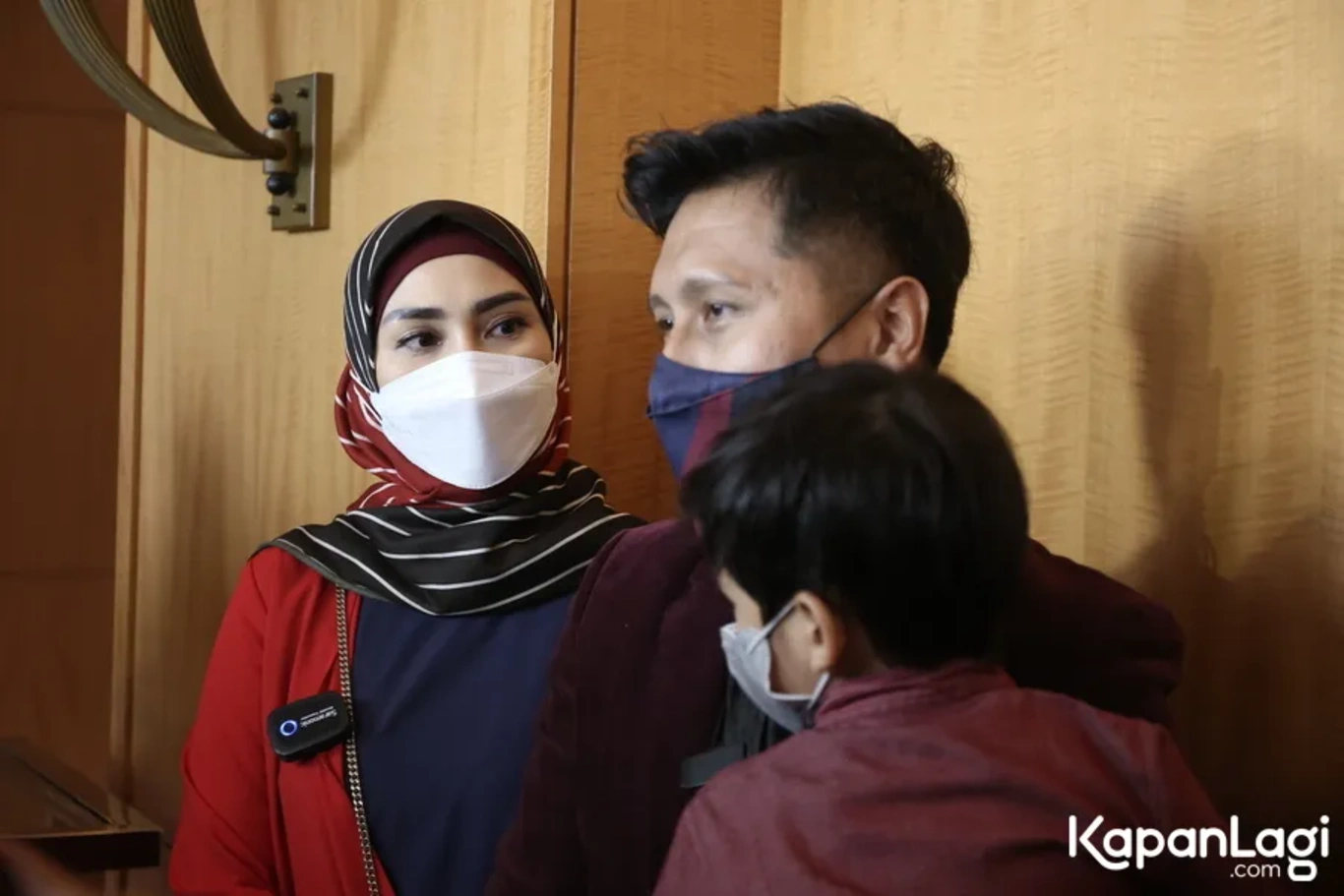 Jika Anda tidak melihat foto Arie Untung, kemungkinan karena foto dengan nomor tersebut tidak tersedia di Kapanlagi.com™