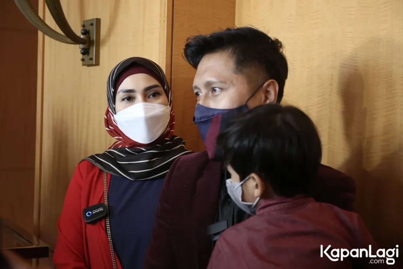 Jika Anda tidak melihat foto Arie Untung, kemungkinan karena foto dengan nomor tersebut tidak tersedia di Kapanlagi.com™