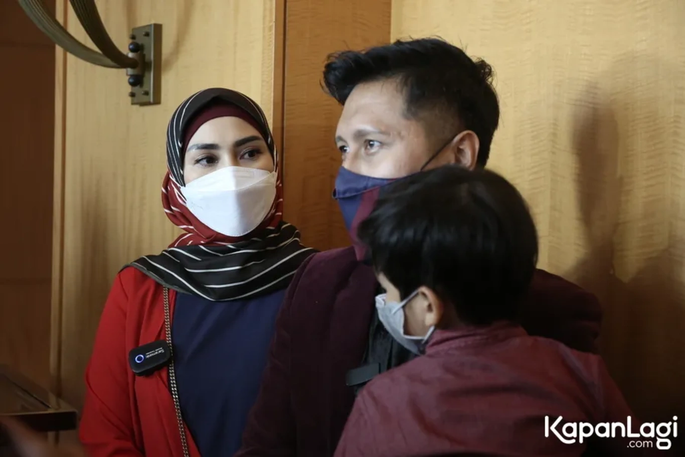 Jika Anda tidak melihat foto Arie Untung, kemungkinan karena foto dengan nomor tersebut tidak tersedia di Kapanlagi.com™