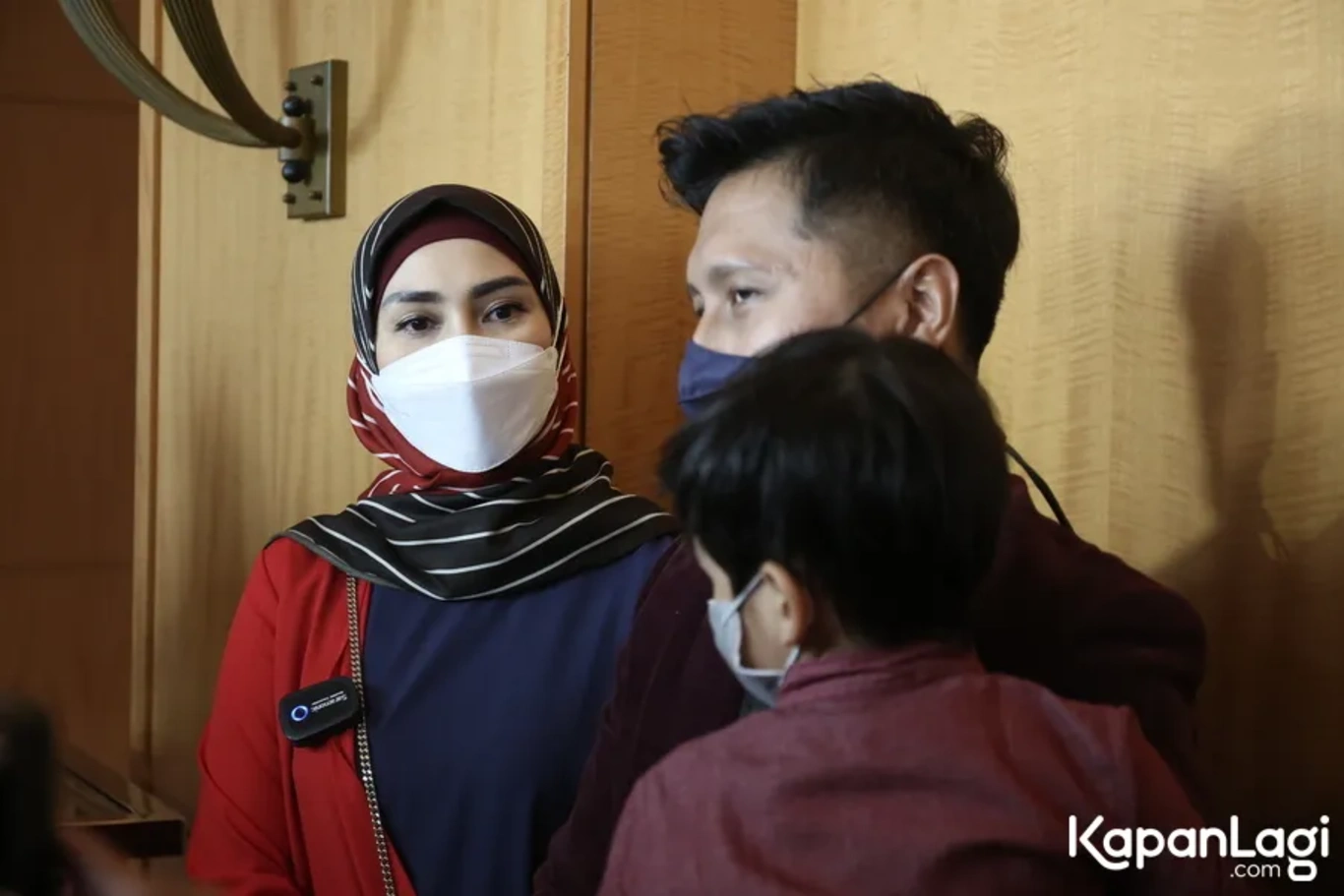 Jika Anda tidak melihat foto Arie Untung, kemungkinan karena foto dengan nomor tersebut tidak tersedia di Kapanlagi.com™