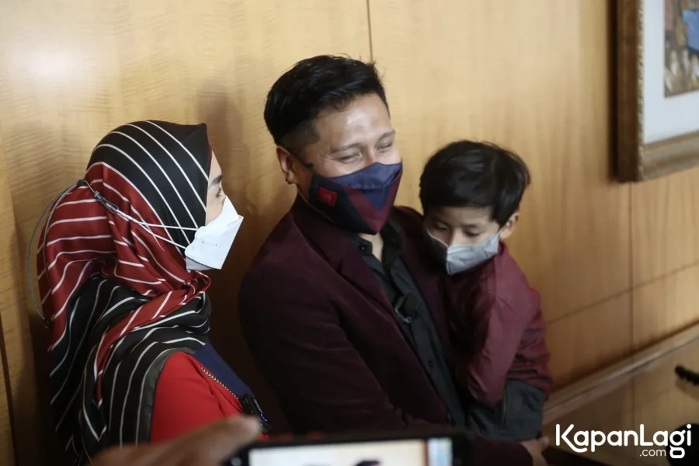 Jika Anda tidak melihat foto Arie Untung, kemungkinan karena foto dengan nomor tersebut tidak tersedia di Kapanlagi.com™