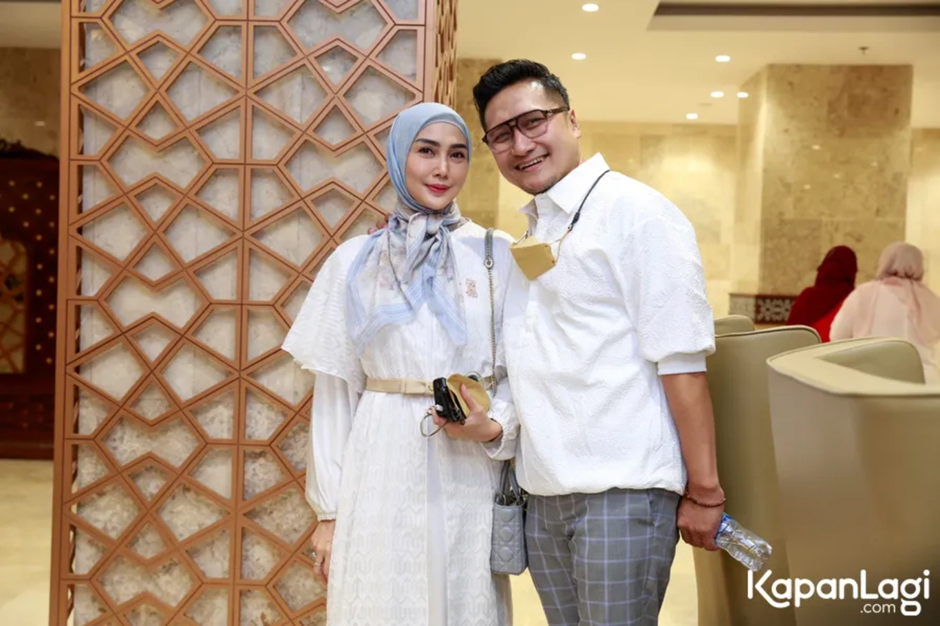 Jika Anda tidak melihat foto Arie Untung, kemungkinan karena foto dengan nomor tersebut tidak tersedia di Kapanlagi.com™