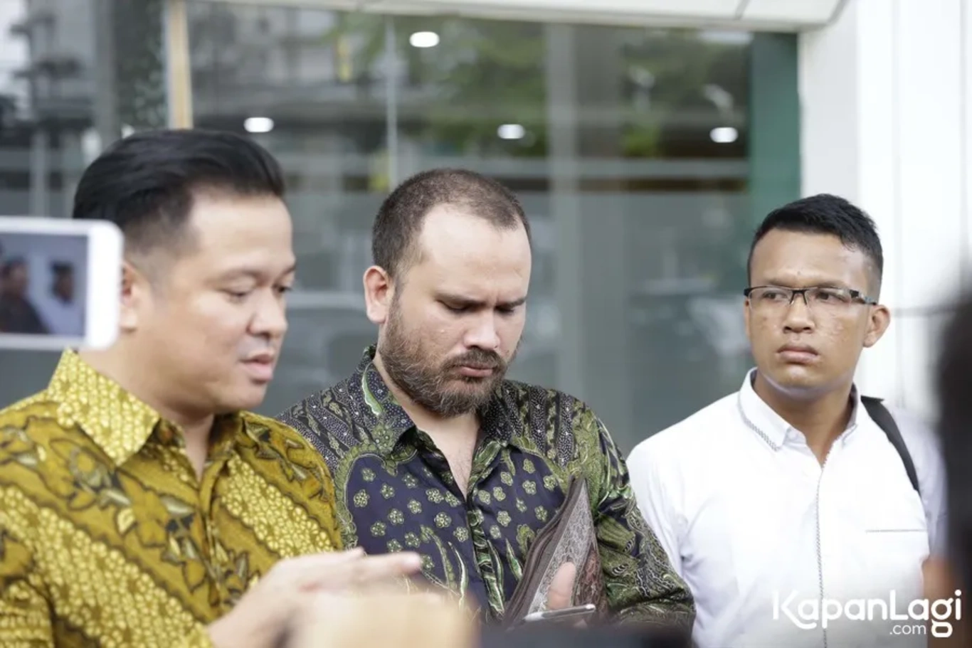 Jika Anda tidak melihat foto Arya Satria, kemungkinan karena foto dengan nomor tersebut tidak tersedia di Kapanlagi.com™