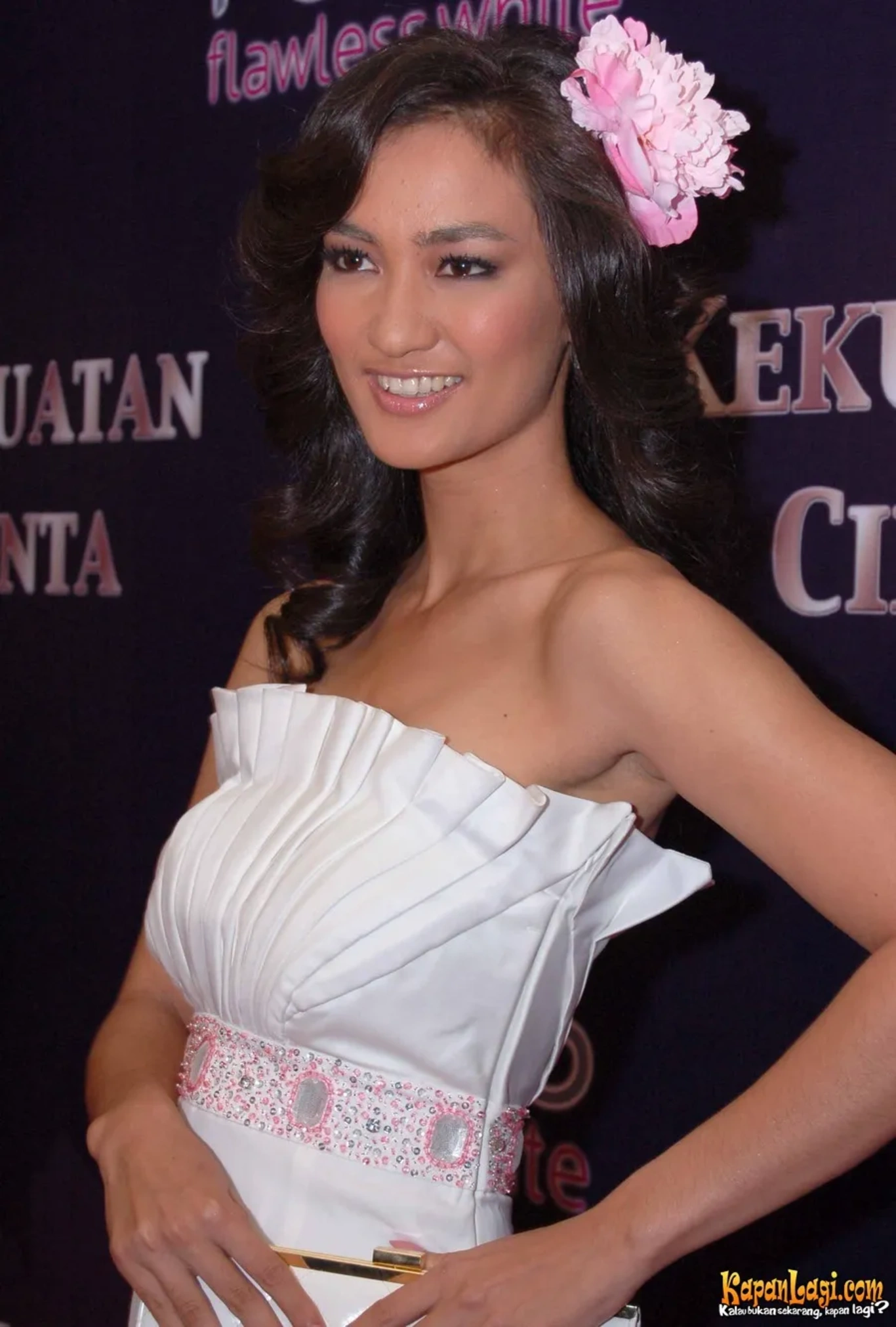 Jika Anda tidak melihat foto Atiqah Hasiholan, kemungkinan karena foto dengan nomor tersebut tidak tersedia di Kapanlagi.com™