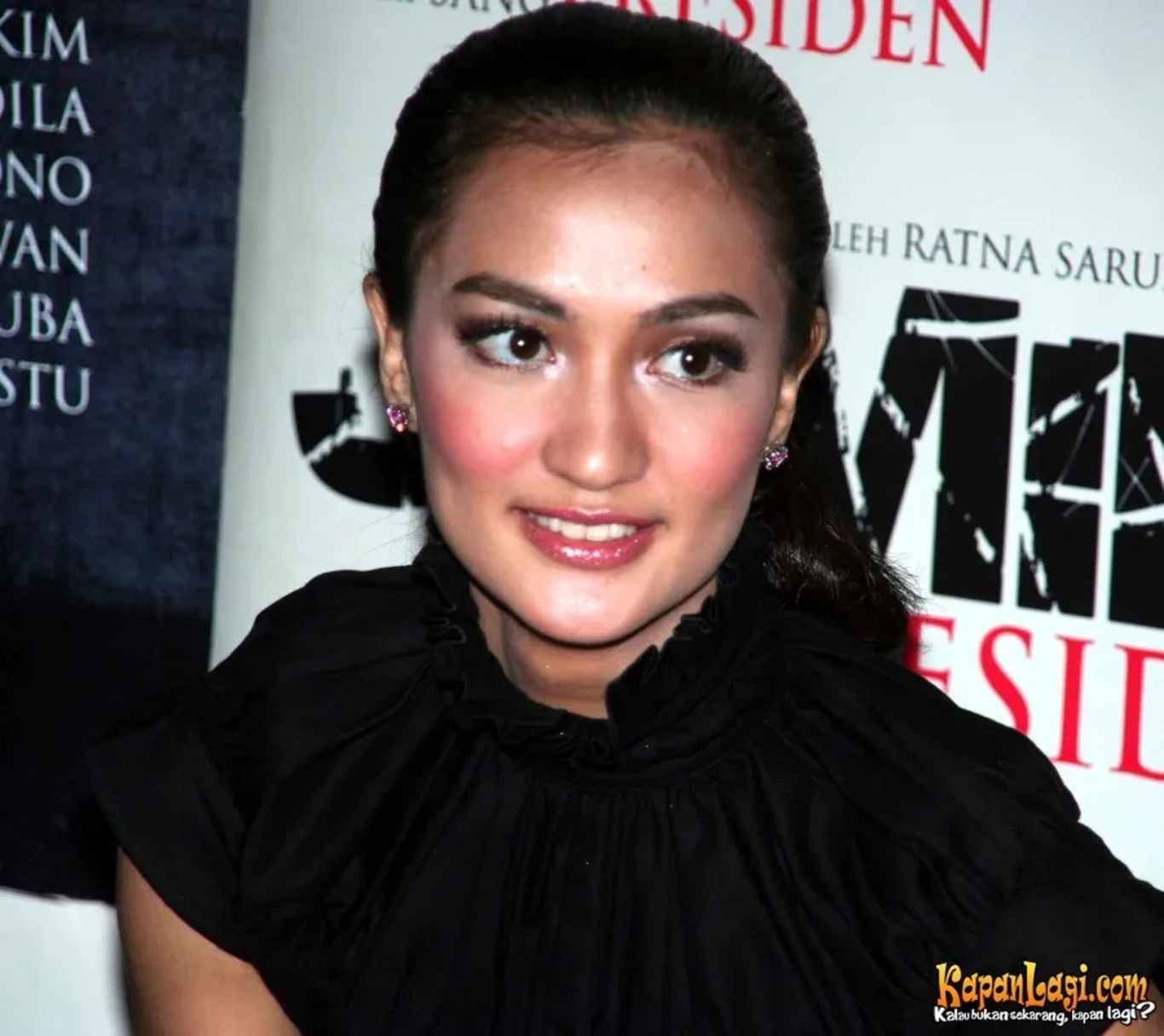 Jika Anda tidak melihat foto Atiqah Hasiholan, kemungkinan karena foto dengan nomor tersebut tidak tersedia di Kapanlagi.com™