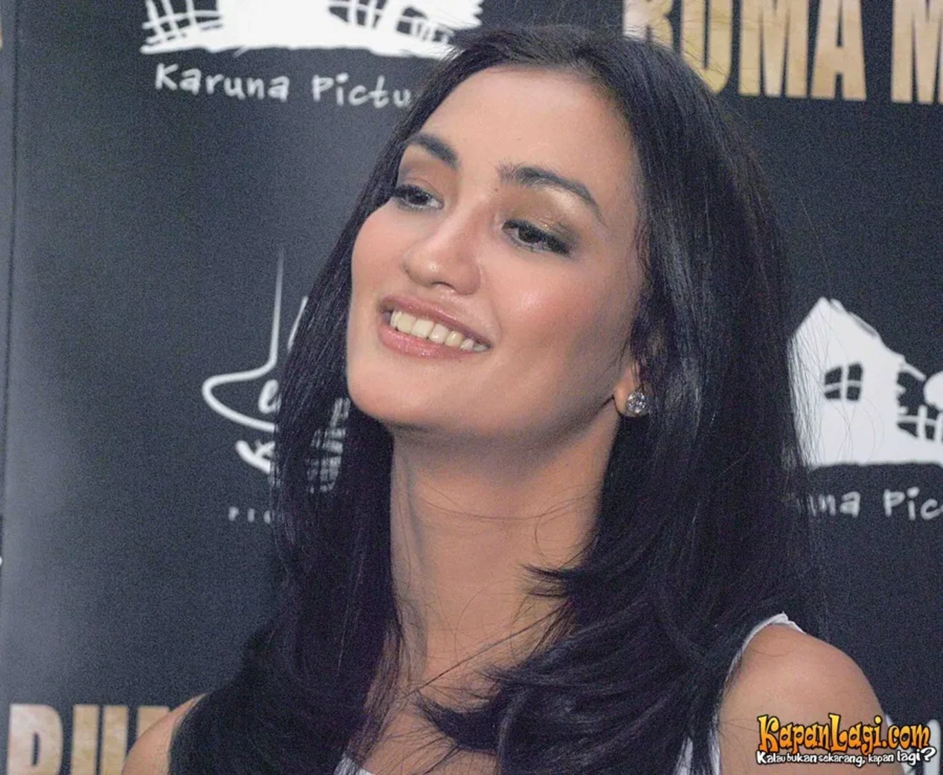 Jika Anda tidak melihat foto Atiqah Hasiholan, kemungkinan karena foto dengan nomor tersebut tidak tersedia di Kapanlagi.com™