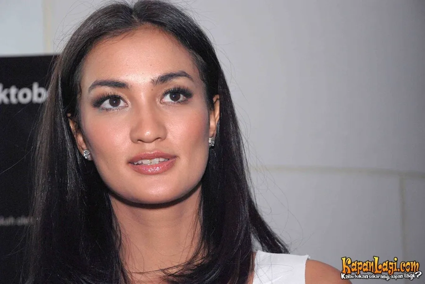 Jika Anda tidak melihat foto Atiqah Hasiholan, kemungkinan karena foto dengan nomor tersebut tidak tersedia di Kapanlagi.com™