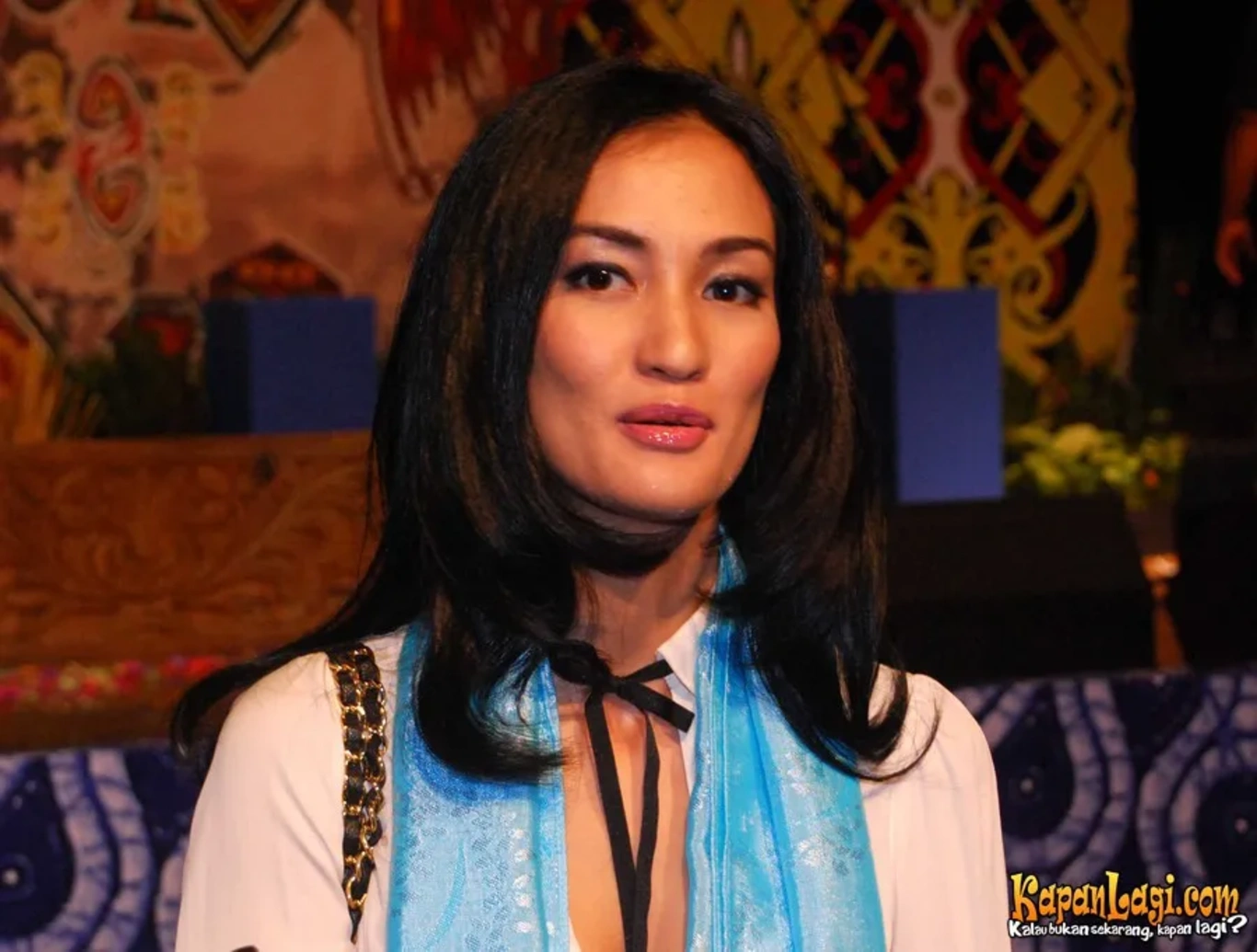 Jika Anda tidak melihat foto Atiqah Hasiholan, kemungkinan karena foto dengan nomor tersebut tidak tersedia di Kapanlagi.com™